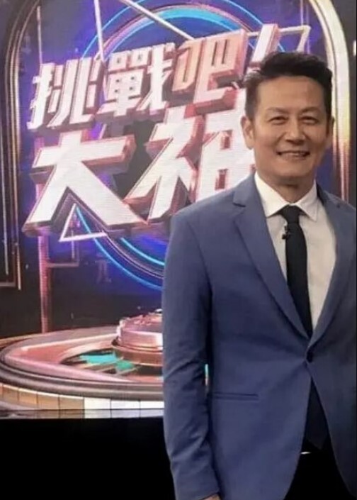 极品大波浪萝莉被五个黑人中出潮喷 - 8号技师